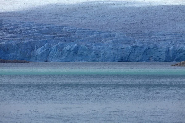挪威为背景的以奥斯特达沃斯冰川为背景的Styggevatnet — 图库照片