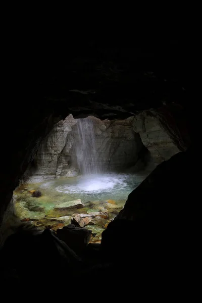 Wodospad Grocie Trollkirka Jaskinie Trollkirka Kościół Trolli Norwegia — Zdjęcie stockowe