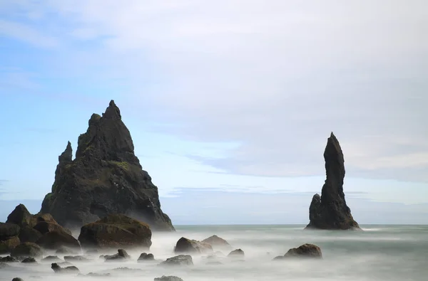在冰岛 里尼斯法加拉黑色沙滩是一个必看的景点 — 图库照片