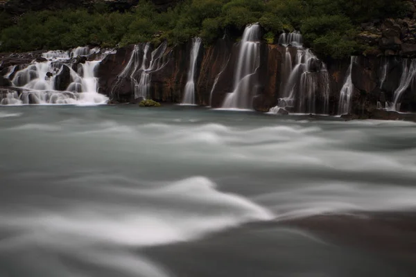 Hraunfossar瀑布 冰岛西部 Hraunfossar瀑布的水正在流入冰岛Hvita河 — 图库照片