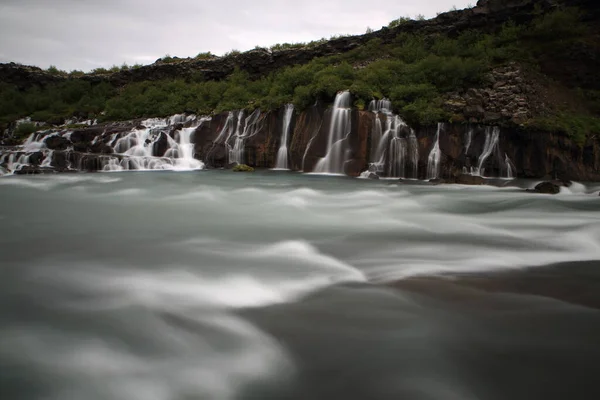 Καταρράκτης Hraunfossar Δυτική Ισλανδία Νερό Του Καταρράκτη Hraunfossar Πέφτει Στον — Φωτογραφία Αρχείου