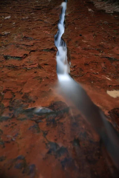 Vatten Som Rinner Genom Spricka Röd Sten Zion National Park — Stockfoto