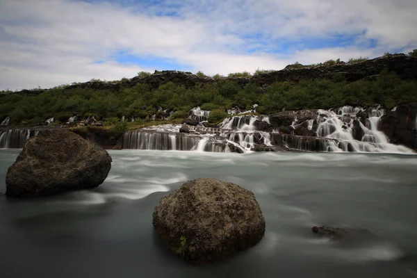 Cachoeira Hraunfossar Oeste Islândia Água Cachoeira Hraunfossar Está Caindo Rio — Fotografia de Stock