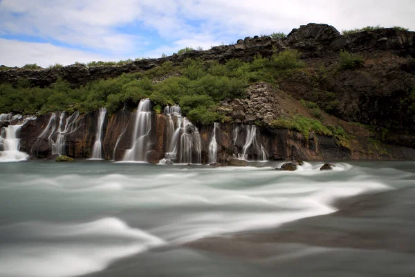 Hraunfossar瀑布 冰岛西部 Hraunfossar瀑布的水正在流入冰岛Hvita河 — 图库照片