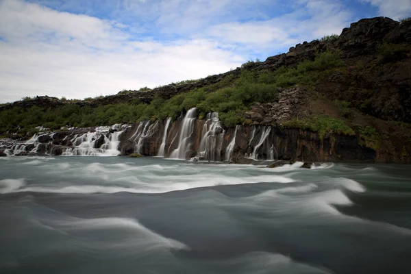 Καταρράκτης Hraunfossar Δυτική Ισλανδία Νερό Του Καταρράκτη Hraunfossar Πέφτει Στον — Φωτογραφία Αρχείου