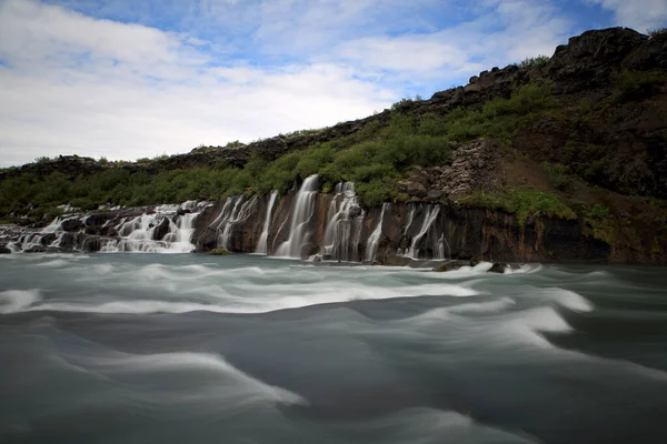 Cascata Hraunfossar Islanda Occidentale Acqua Della Cascata Hraunfossar Sta Cadendo — Foto Stock