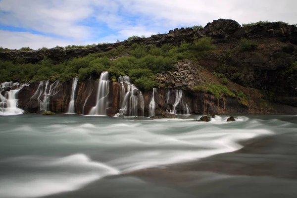 Hraunfossar瀑布 冰岛西部 Hraunfossar瀑布的水正在流入冰岛Hvita河 — 图库照片