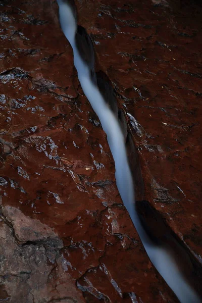 Água Que Flui Através Fissura Rocha Vermelha Zion National Park — Fotografia de Stock
