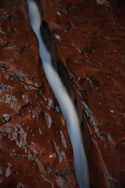 Agua Que Fluye Través Fisura Roca Roja Parque Nacional Zion — Foto de Stock