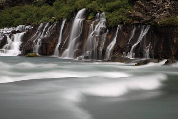 Hraunfossar瀑布 冰岛西部 Hraunfossar瀑布的水正在流入冰岛Hvita河 — 图库照片