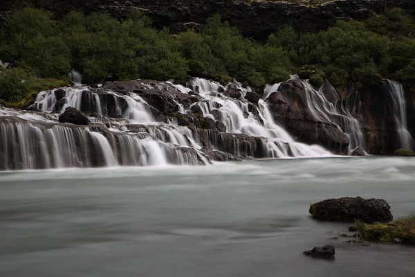 Hraunfossar瀑布 冰岛西部 Hraunfossar瀑布的水正在流入冰岛Hvita河 — 图库照片