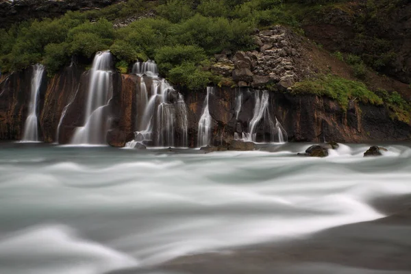 Hraunfossar瀑布 冰岛西部 Hraunfossar瀑布的水正在流入冰岛Hvita河 — 图库照片