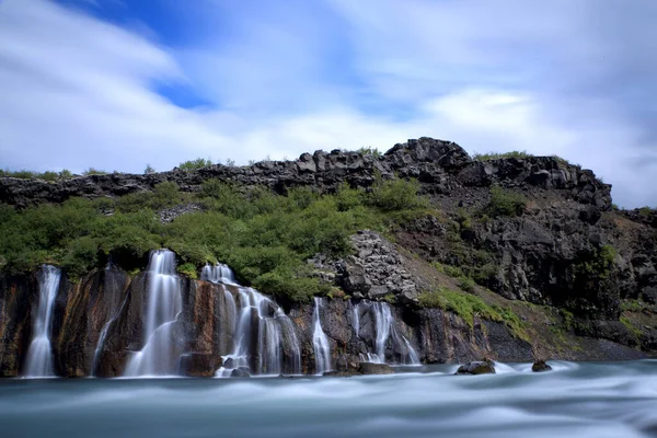 Hraunfossar瀑布 冰岛西部 Hraunfossar瀑布的水正在流入冰岛Hvita河 — 图库照片