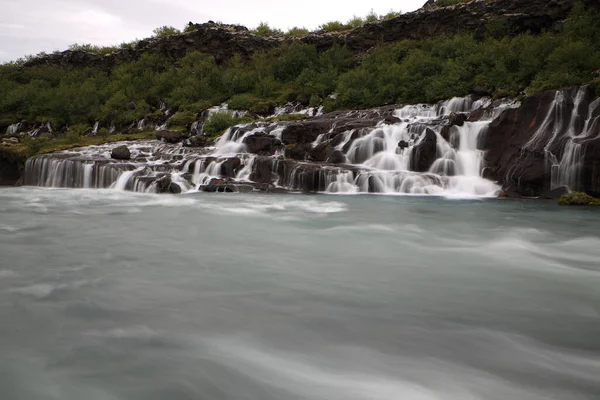 Cascada Hraunfossar Islandia Occidental Agua Cascada Hraunfossar Está Cayendo Río —  Fotos de Stock