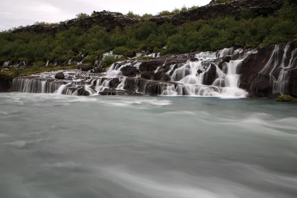 Hraunfossar瀑布 冰岛西部 Hraunfossar瀑布的水正在流入冰岛Hvita河 — 图库照片