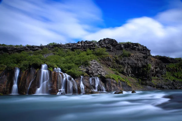 Hraunfossar瀑布 冰岛西部 Hraunfossar瀑布的水正在流入冰岛Hvita河 — 图库照片