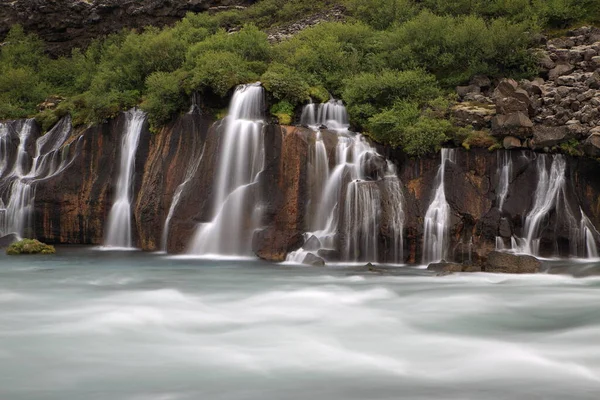 Cachoeira Hraunfossar Oeste Islândia Água Cachoeira Hraunfossar Está Caindo Rio — Fotografia de Stock
