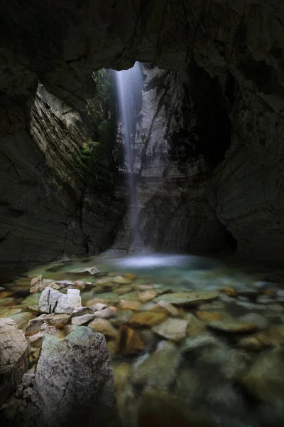 Wasserfall Der Grotte Trollkirka Trollkirka Höhlen Troll Kirche Norwegen — Stockfoto