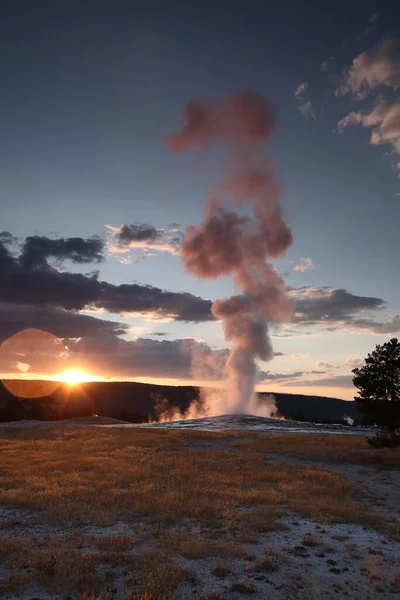 Errupting Old Faithful Geyser Yellowstone National Park — Stock Photo, Image