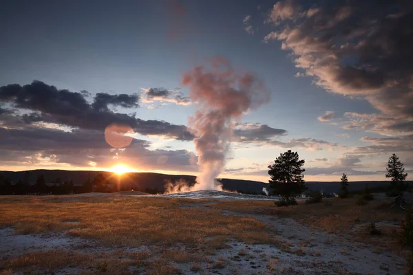 Errupting Old Faithful Geyser Nel Parco Nazionale Yellowstone — Foto Stock