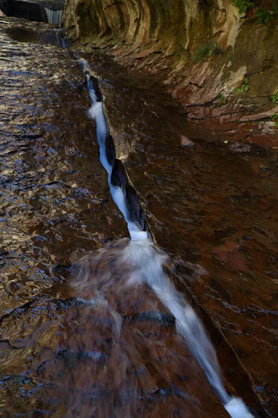 Água Que Flui Através Fissura Rocha Vermelha Parque Nacional Zion — Fotografia de Stock