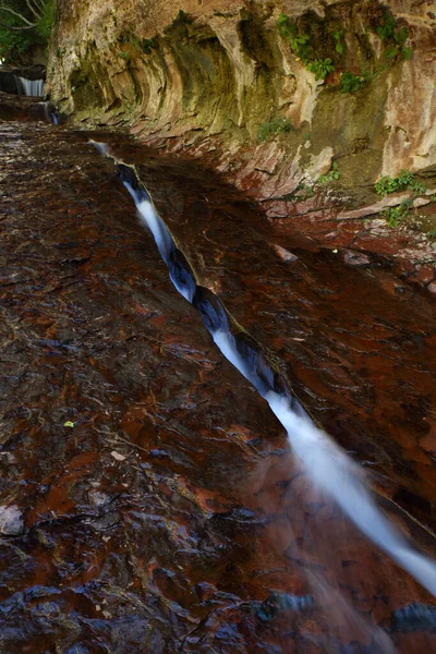 Вода Течет Через Трещину Красной Скале Национальный Парк Зайон Юта — стоковое фото