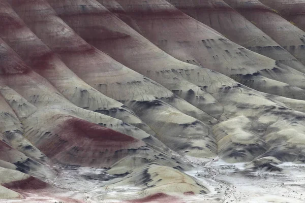 俄勒冈州东北部惠勒县米切尔市的约翰日化石床国家纪念馆中的彩绘山 — 图库照片