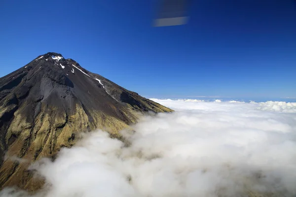 뉴질랜드 공기중의 타라나키 화산섬 — 스톡 사진