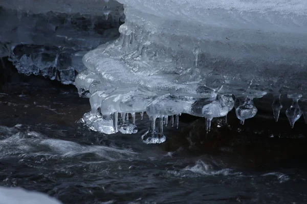 ปแบบน าแข งแช งบนล าธารฤด หนาว แซกโซเน เยอรม — ภาพถ่ายสต็อก