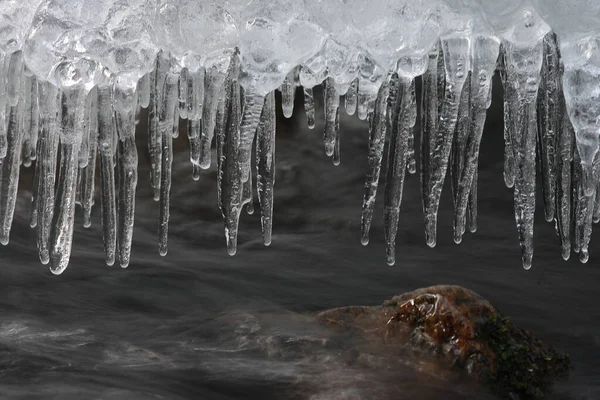 Donmuş Buz Oluşumları Bir Kış Deresi Üzerinde Saksonya Almanya — Stok fotoğraf
