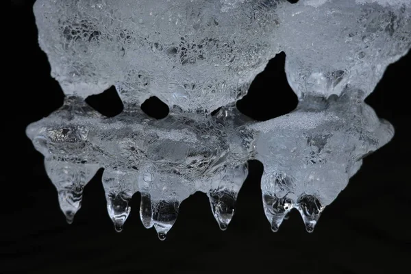 ドイツ ザクセン州の冬の流れの凍結氷の形成 — ストック写真