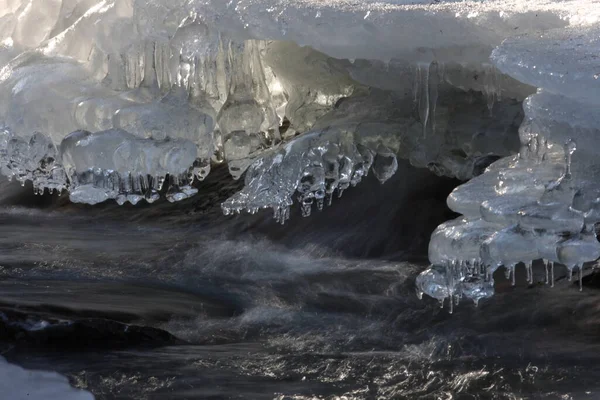 ドイツ ザクセン州の冬の流れの凍結氷の形成 — ストック写真