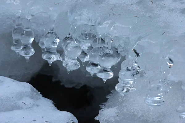 ドイツ ザクセン州の冬の流れの凍結氷の形成 — ストック写真