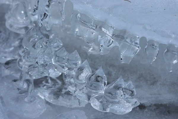 ドイツ ザクセン州の冬の流れの凍結氷の形成 — ストック写真