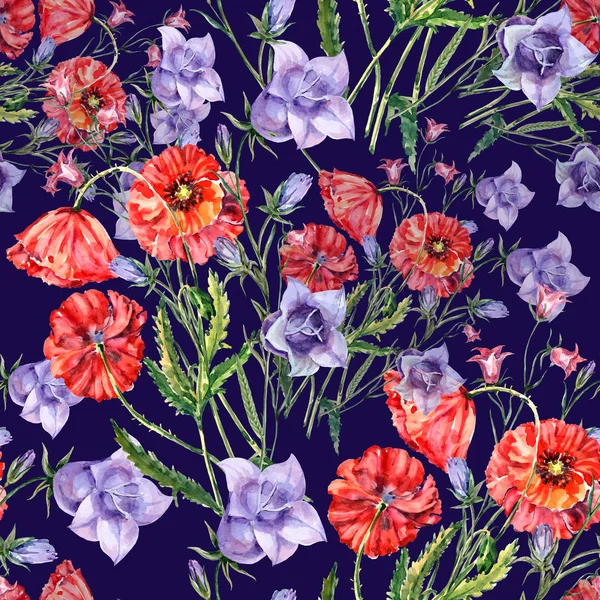 花束青いホタルブクロと赤ケシ 紫色の背景に水彩画のシームレス パターン — ストック写真