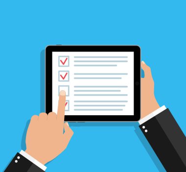 Tabletteki çevrimiçi araştırma. Uygulama biçiminde kontrol listesi. Cep telefonundan geri bildirim ve anket. Kene ile kontrol simgesi. Kontrol kutusunda soru ve görüş seçimi. Ekranda müşteri hizmetleri var. Vektör.