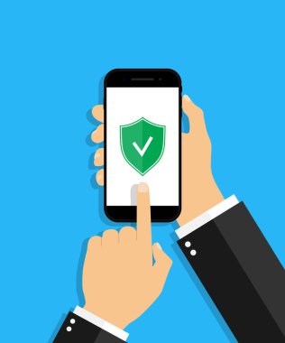 Gezici antivirüs. Telefondaki kalkan antivirüsü ile kontrol et. Güvenli girişi olan bir cep telefonu. Simgeyi akıllı telefon ekranındaki hackerdan koru. Güvenli bir uygulama. Korunmanın başarısının işareti. Vektör.