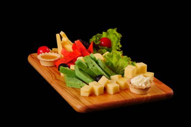 Peynir tabağı, kırmızı ve yeşil pesto peyniri, ahşap tahtada marul domates