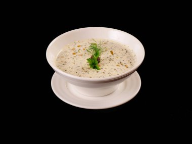 Dereotlu beyaz çorba. Yeşillikli soğuk çorba. siyah arkaplan