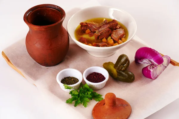Bezelye dilimlenmiş et. Kaynamış et çorbayla doludur. Beyaz arkaplan