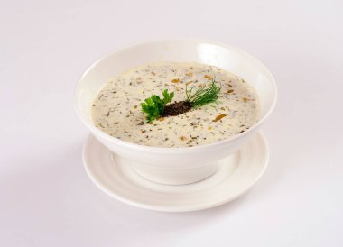 Dereotlu beyaz çorba. Yeşillikli soğuk çorba. beyaz arkaplan