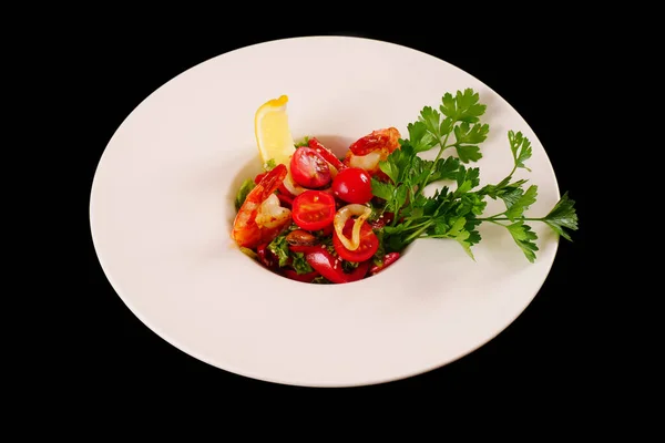 Maydanoz ve limonlu karides, domates ve dolma biber salatası. Siyah arkaplan