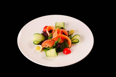 Truffle Ponzu 'lu somon salatası. Kırmızı balıklı sebze salatası. Siyah arkaplan