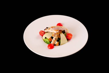 Sezar salatası. Tavuk göğsü, parmesan, kraker, domates, marul, sos.