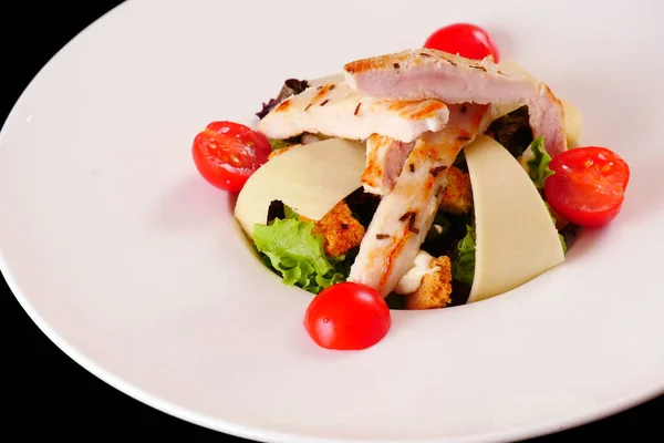 Salada Caesar. Peito de frango, parmesão, bolachas, tomate, alface, molho — Fotografia de Stock