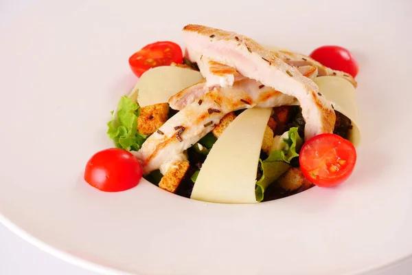 Caesar salade. Kippenborst, Parmezaanse kaas, crackers, tomaten, sla, saus — Stockfoto