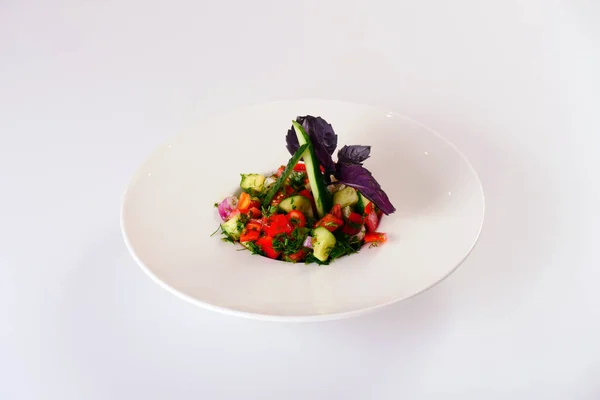 Salada Choban. Pepino e salada de tomate com verdes. Fundo branco — Fotografia de Stock