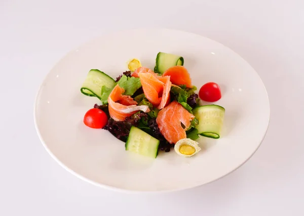 Truffle Ponzu 'lu somon salatası. Kırmızı balıklı sebze salatası. Beyaz arkaplan