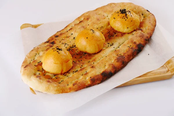 Pita ekmeği. Tandoor ve fırında pişirilmiş Türk lahanası. Düz ekmek. Beyaz arkaplan