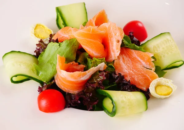 Zalmsalade met Truffel Ponzu. Plantaardige salade met rode vis. Witte achtergrond — Stockfoto